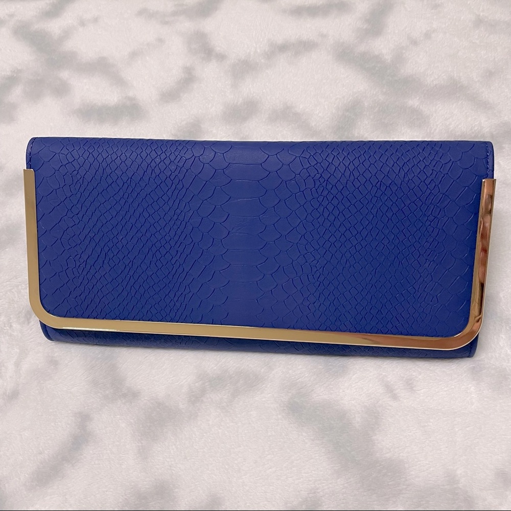 New / never worn Aldo Blue tone evening clutch with chain for shoulder bag..
